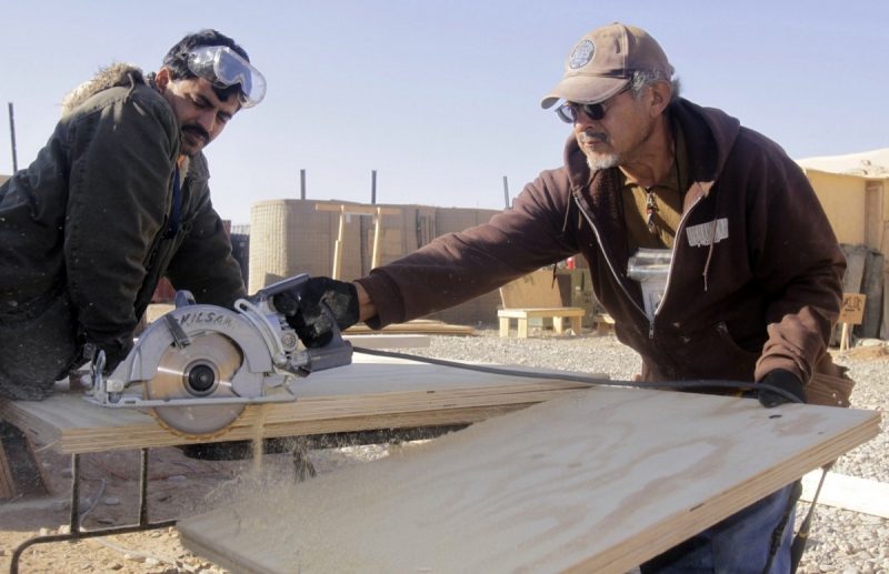charpentier-NICE-min_men_working_construction_sawing_wood_building_marines_workers_equipment-1064481